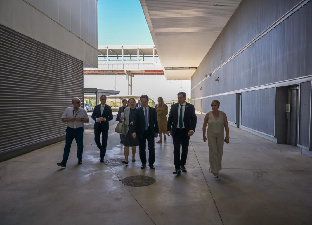 El Aeropuerto Internacional de Ciudad Real presenta su potencial logístico a una delegación china