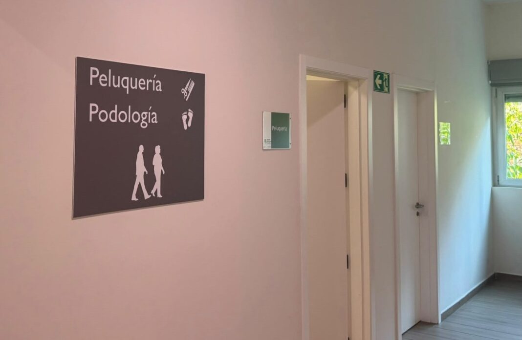 Madrid aprueba un contrato de 1,3 millones para ampliar la podología en los centros de mayores